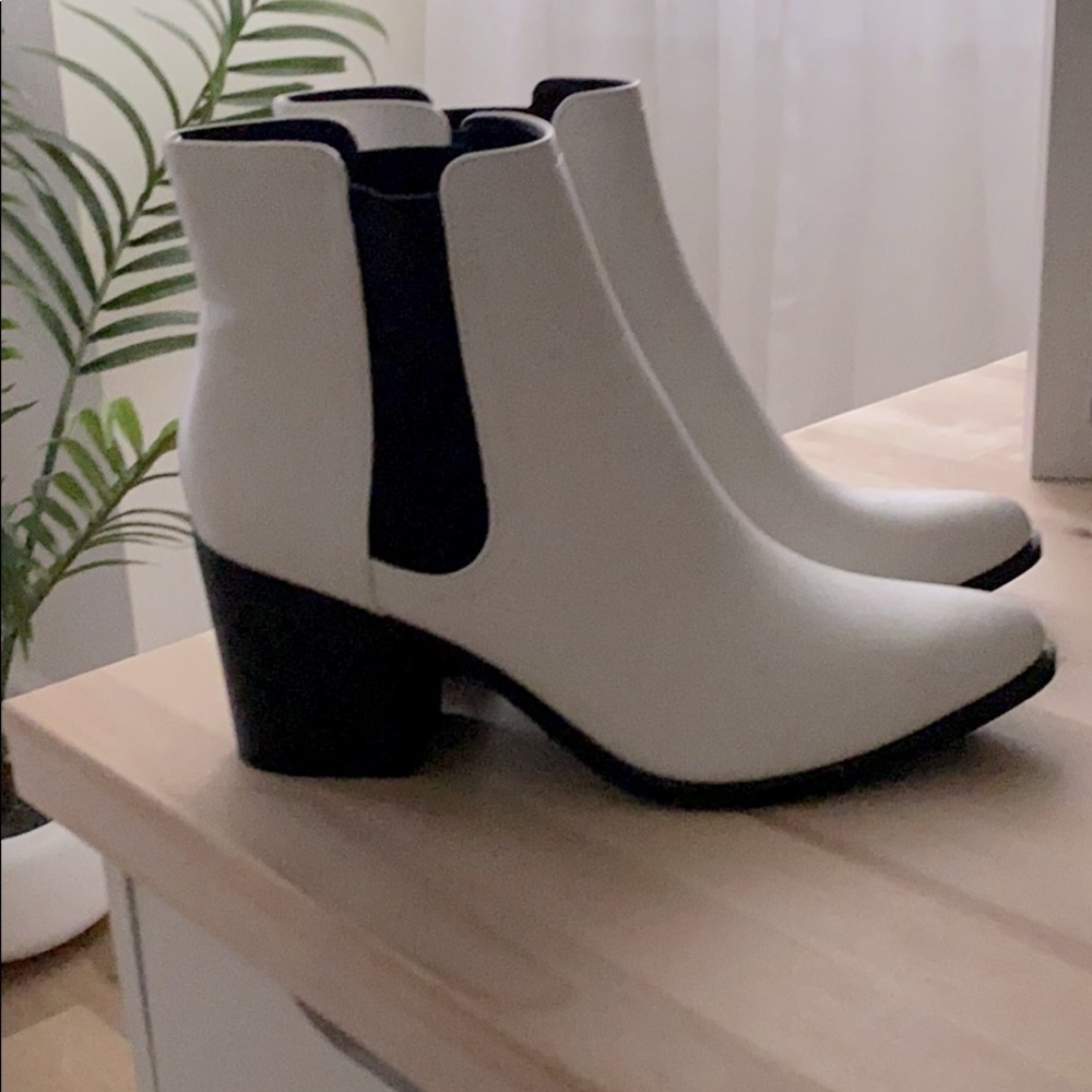 Cute white booties! Never worn!